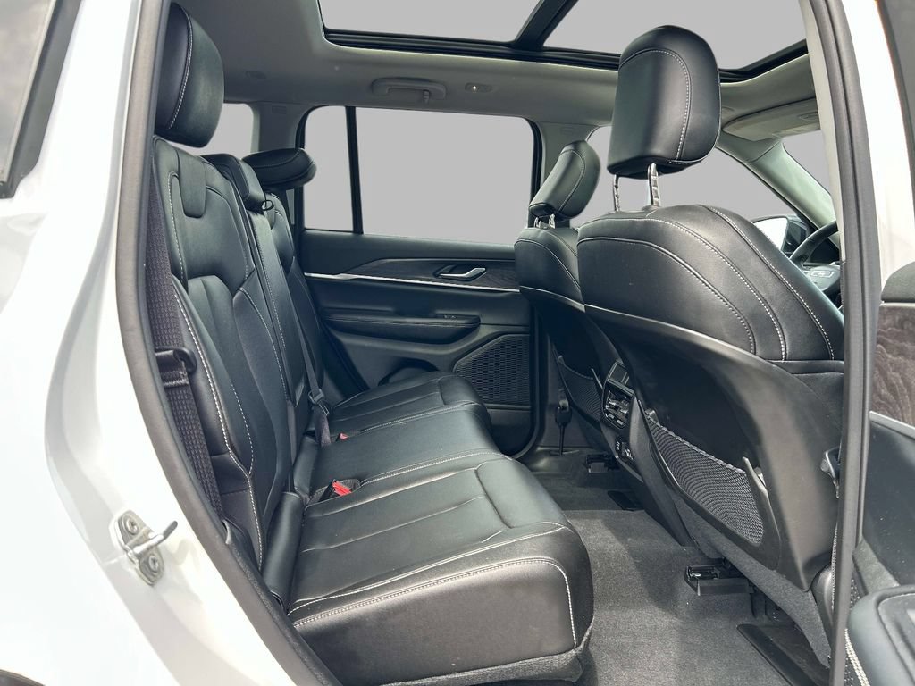 Used 2023 Jeep Grand Cherokee Limited AWD/4WD image 19