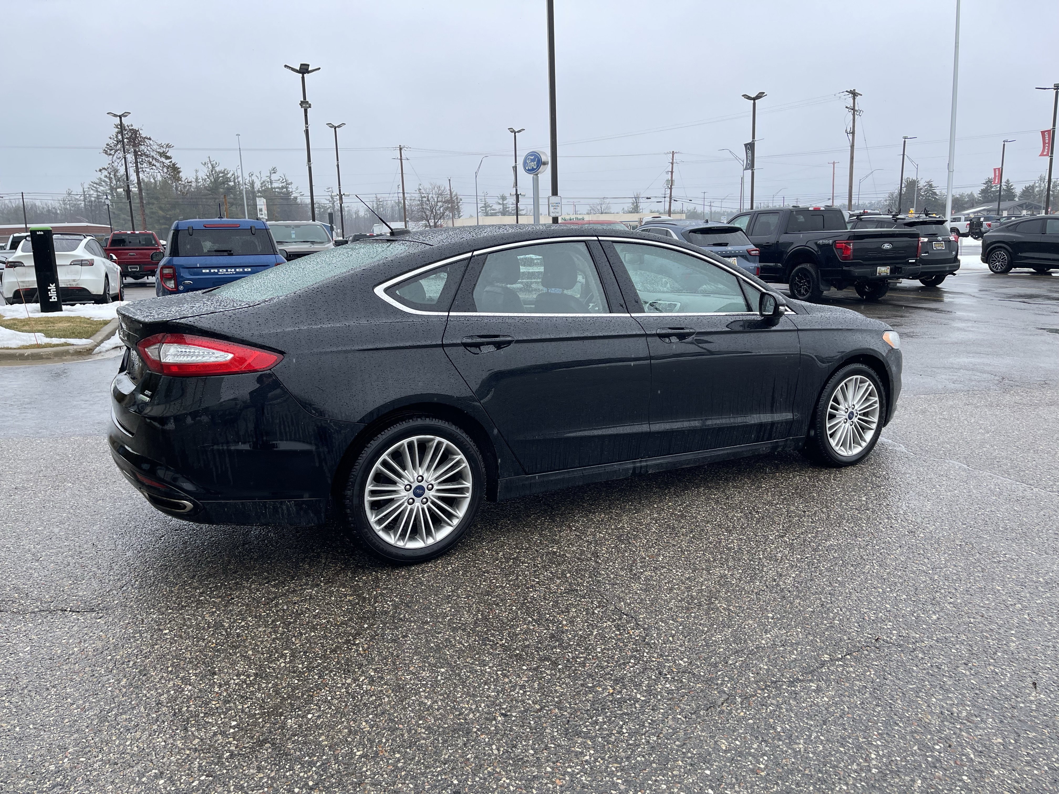 Used 2016 Ford Fusion SE w/ Equipment Group 202A image 4