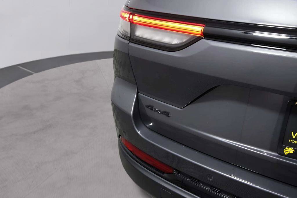 Used 2024 Jeep Grand Cherokee Altitude image 14