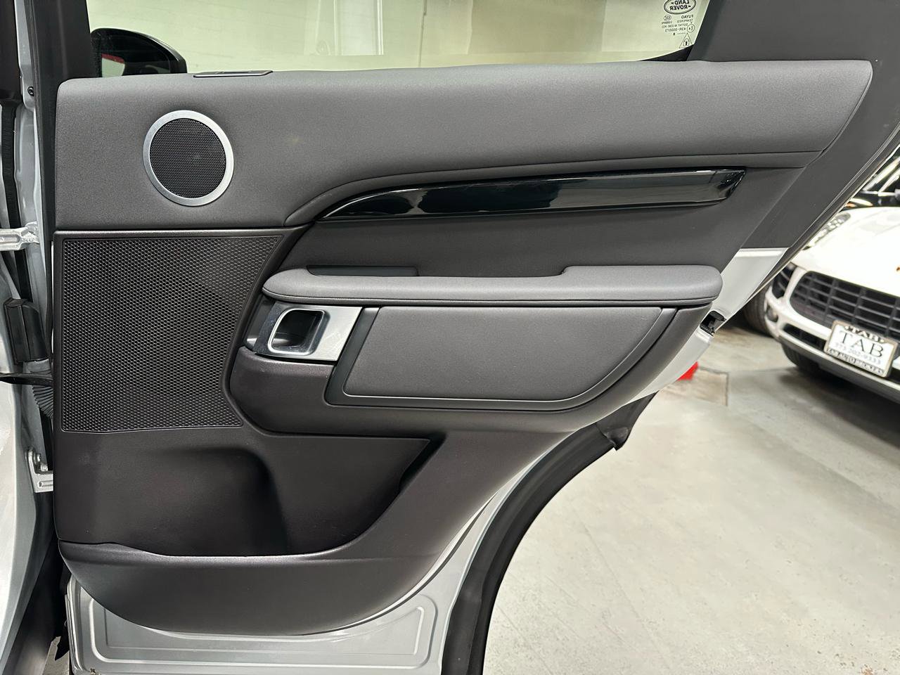 Used 2018 Land Rover Discovery SE AWD/4WD image 10