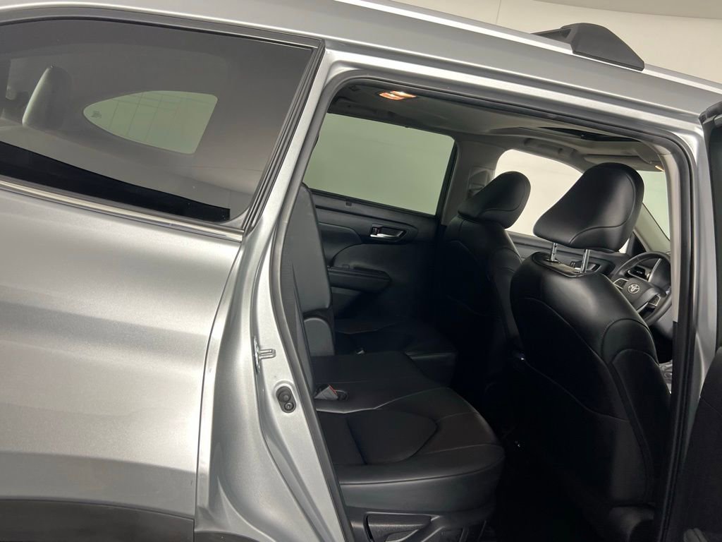 Used 2024 Toyota Highlander XLE image 30