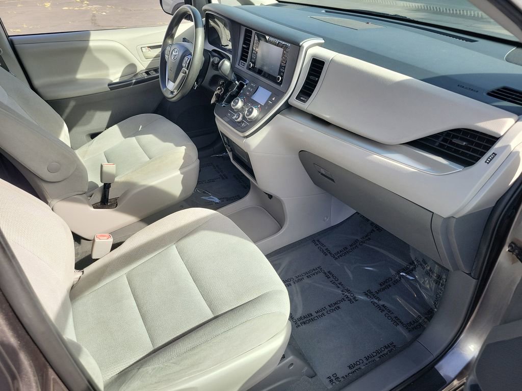Used 2020 Toyota Sienna L w/ Carpet Mat Package image 16