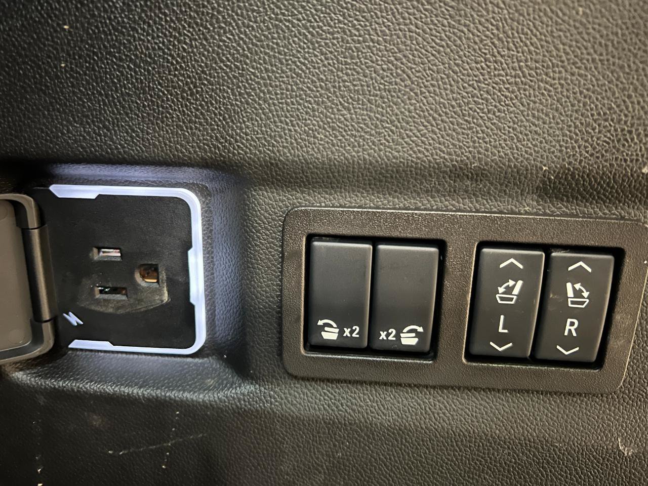 Used 2025 Chevrolet Tahoe High Country AWD/4WD image 62