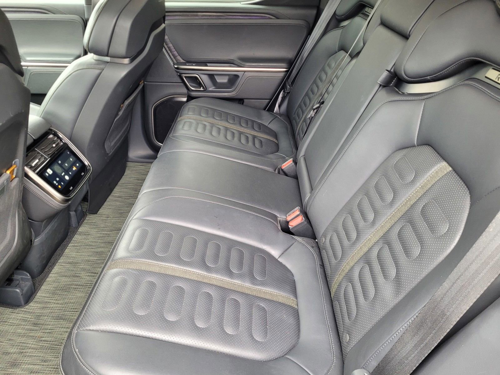 Used 2022 Rivian R1T Adventure image 12