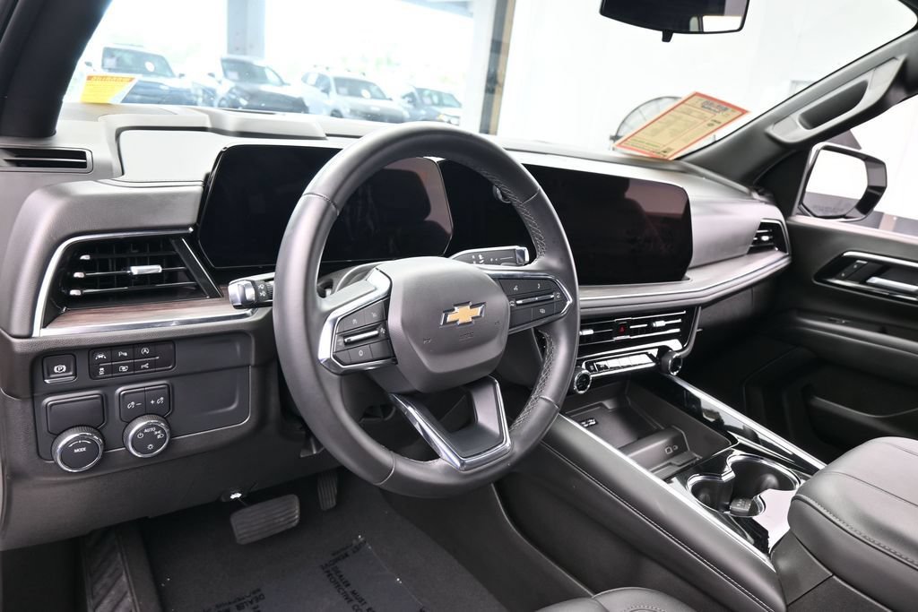 Used 2025 Chevrolet Suburban LT RWD image 11