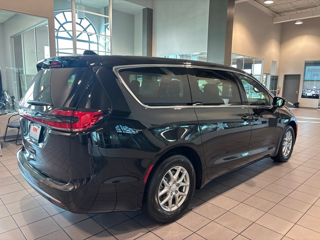 New 2027 Chrysler Pacifica Select FWD image 4