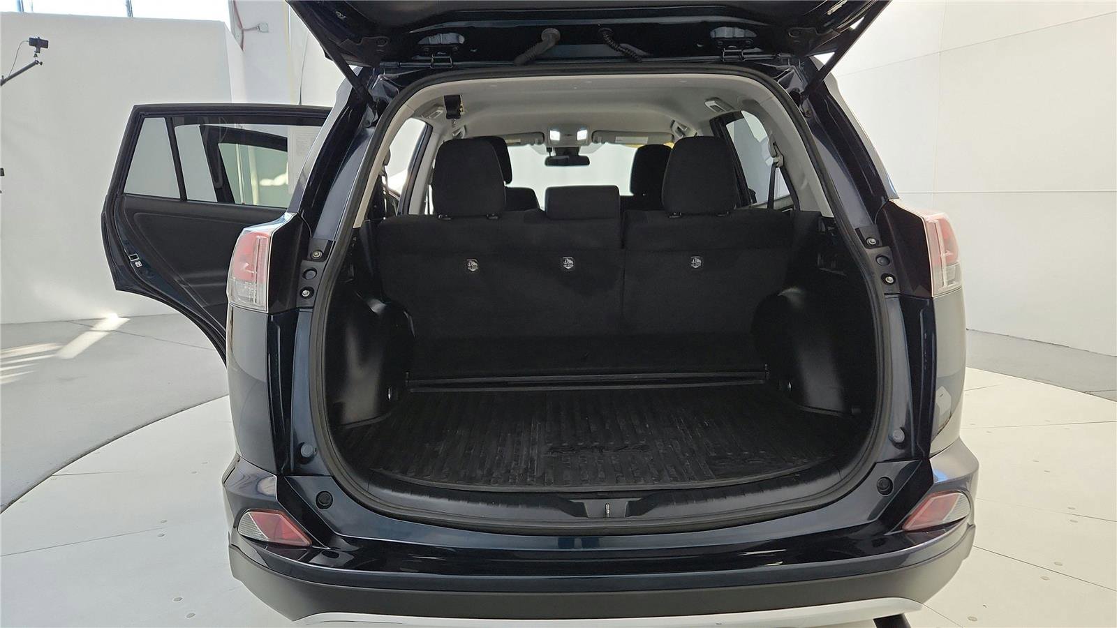 Used 2018 Toyota RAV4 LE image 32