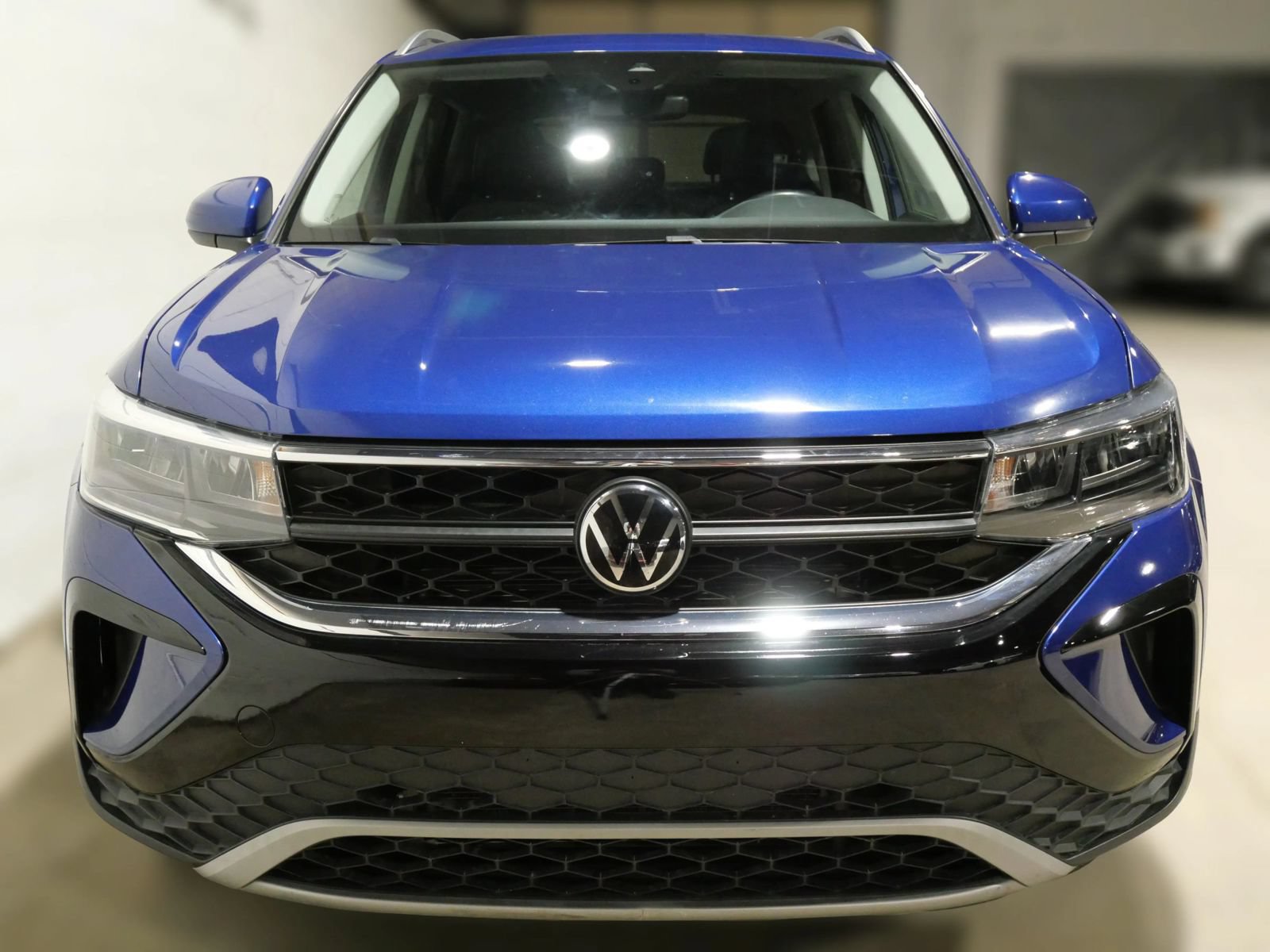 Used 2023 Volkswagen Taos SE FWD image 2