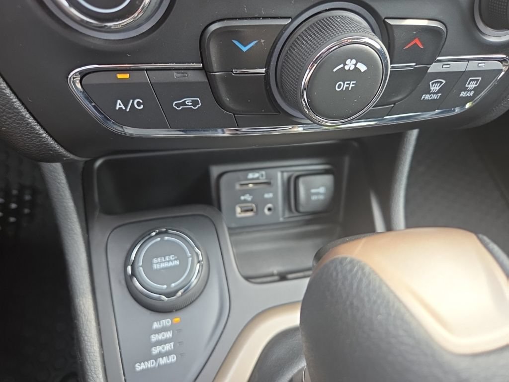 Used 2017 Jeep Cherokee Sport w/ Cold Weather Group AWD/4WD image 17