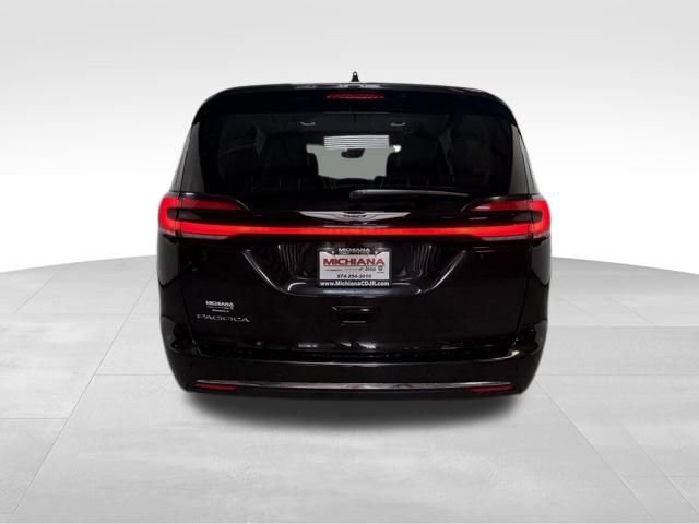 Used 2023 Chrysler Pacifica Touring-L FWD image 8
