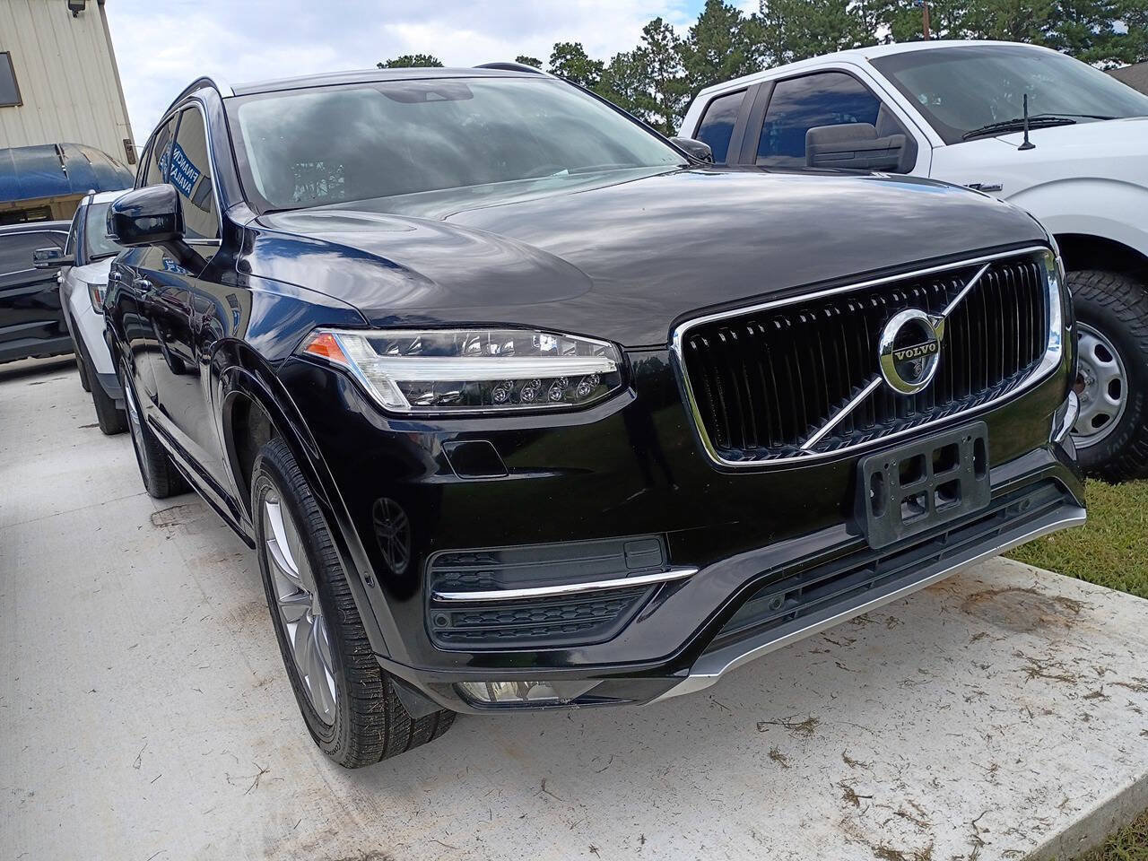 Used 2017 Volvo XC90 T6 Momentum w/ Vision Package AWD/4WD image 3