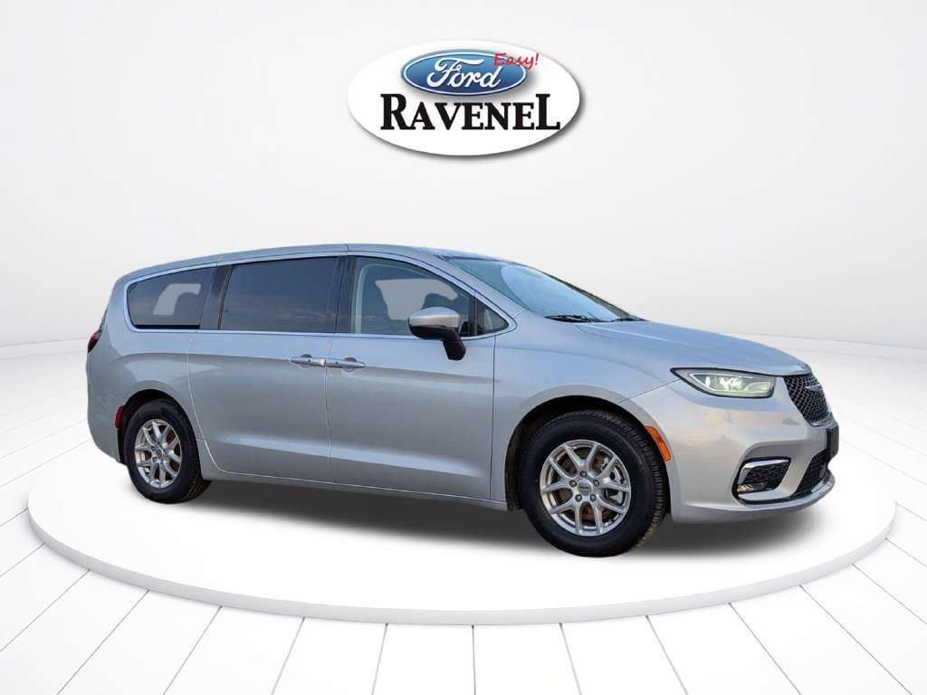 Used 2023 Chrysler Pacifica Touring-L FWD image 2