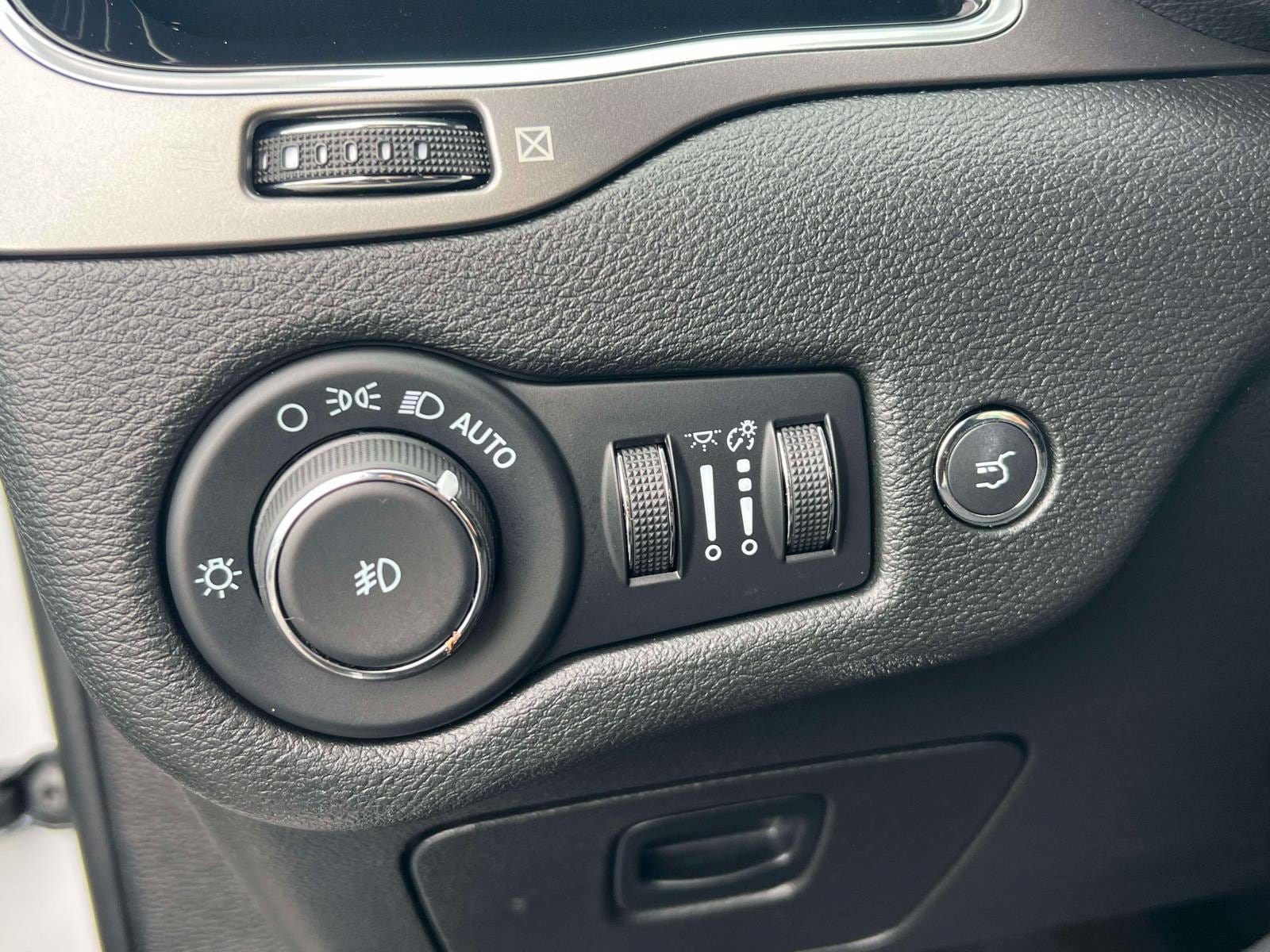 Used 2022 Jeep Cherokee Limited w/ Mopar Interior Package AWD/4WD image 16