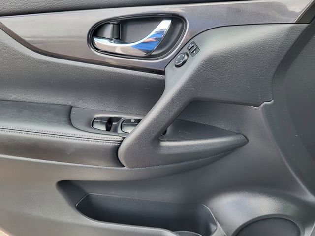 Used 2018 Nissan Rogue SV image 17