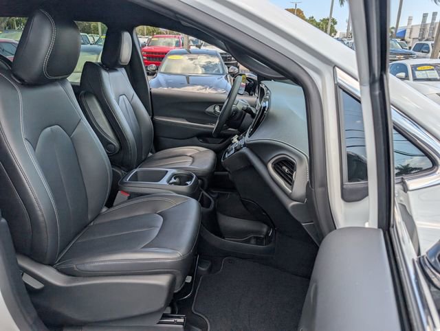 Used 2025 Chrysler Pacifica Select image 18
