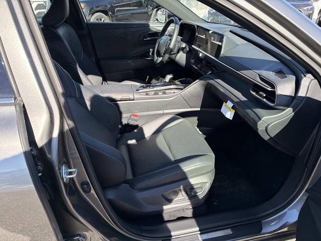 Used 2025 Toyota Crown XLE image 9