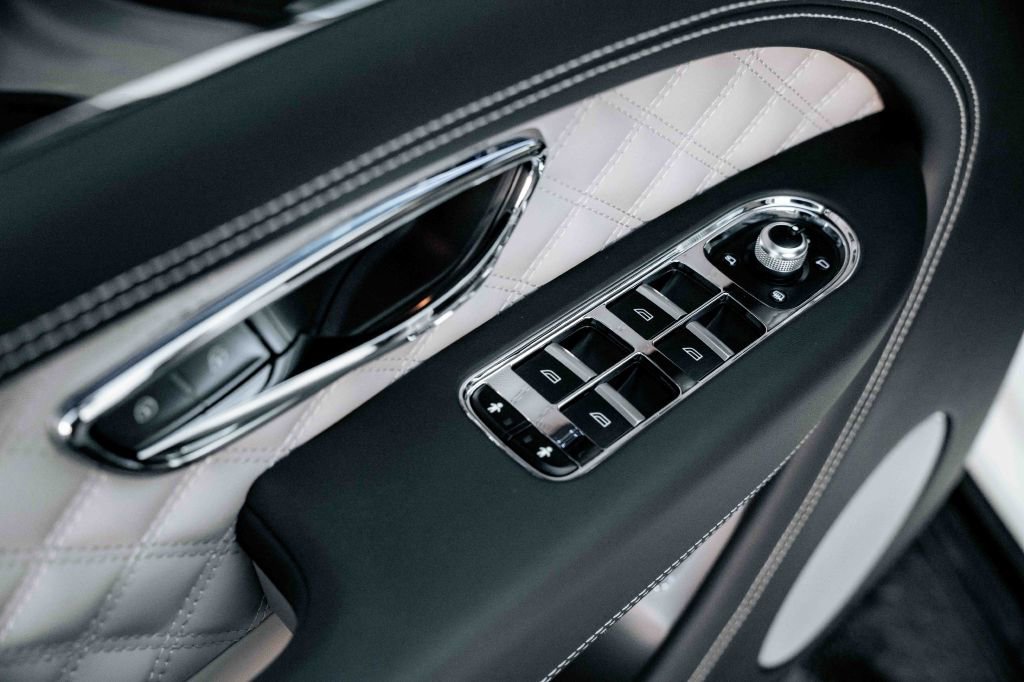 Used 2021 Bentley Bentayga image 24