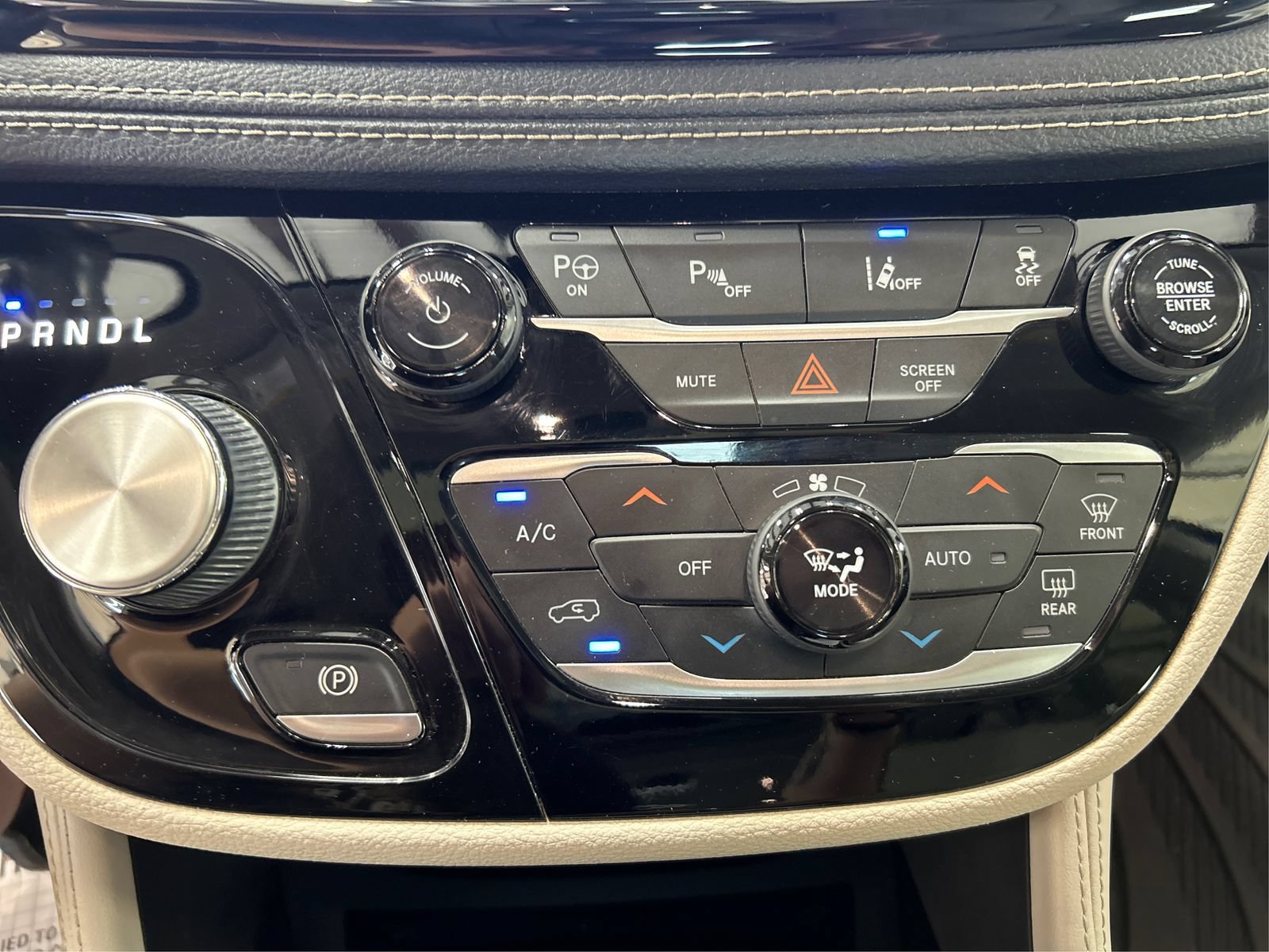 Used 2021 Chrysler Pacifica Limited w/ Uconnect Theater Family Group FWD image 27