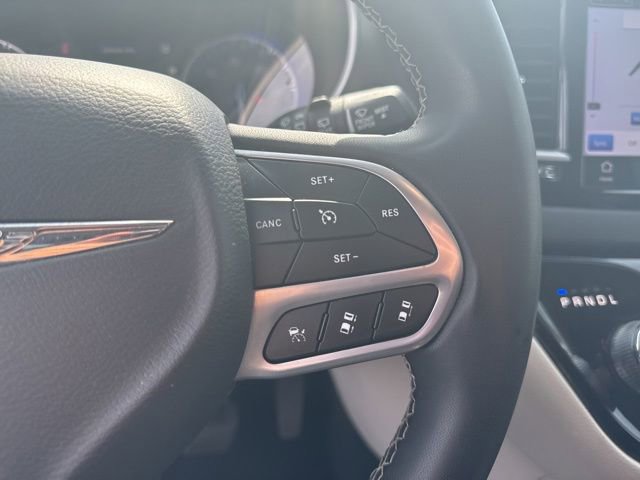 Used 2023 Chrysler Pacifica Touring-L FWD image 22