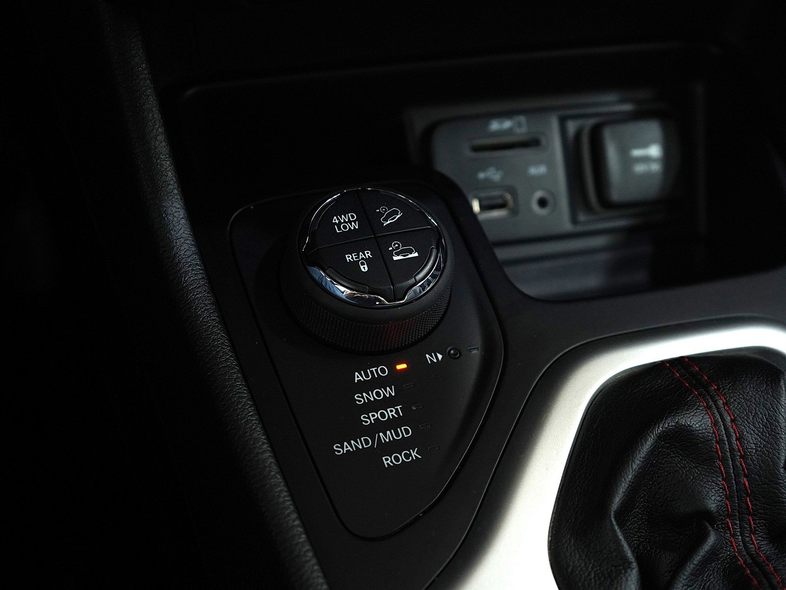 Used 2016 Jeep Cherokee Trailhawk w/ Comfort/Convenience Group image 24