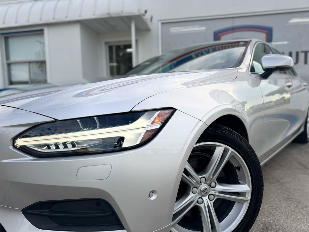 Used 2018 Volvo S90 T5 Momentum w/ Convenience Package AWD/4WD image 4