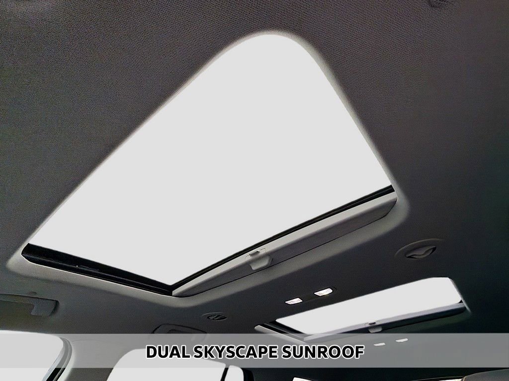 Used 2021 Chevrolet Traverse RS image 3