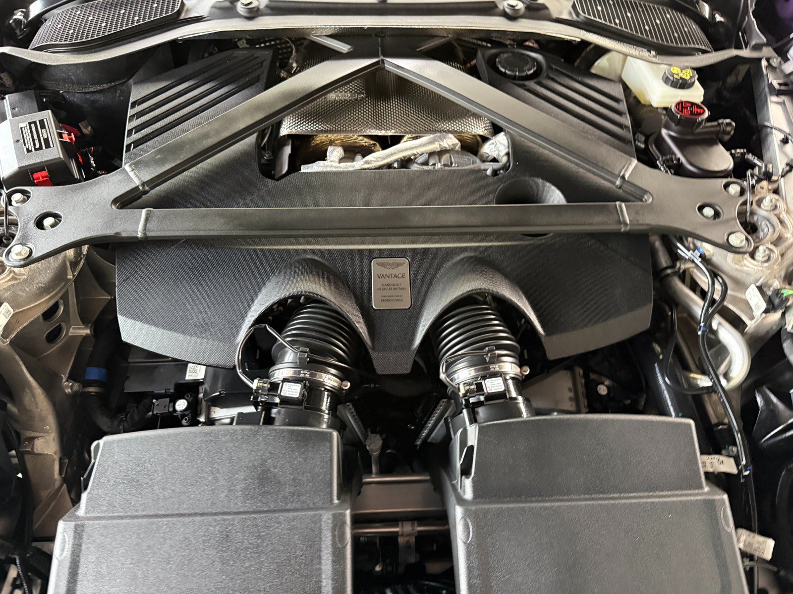 Used 2025 Aston Martin V8 Vantage Coupe RWD image 40