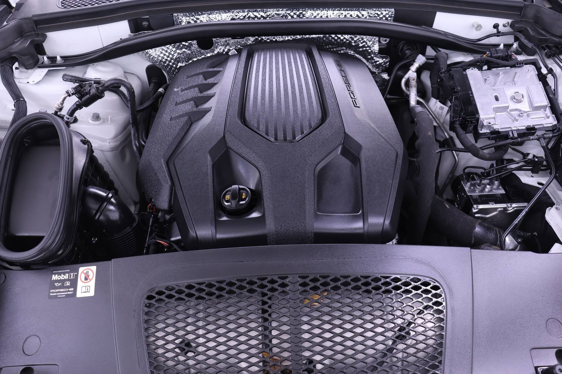 Used 2025 Porsche Macan image 25