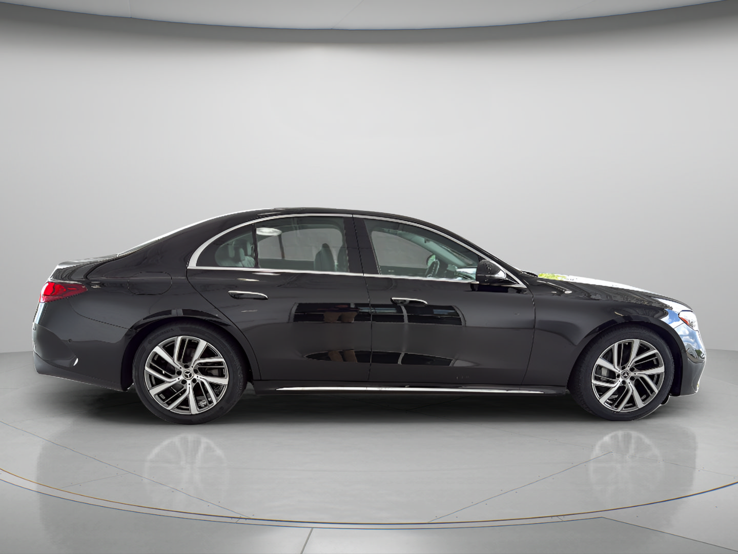 Certified 2025 Mercedes-Benz E 350 4MATIC Sedan w/ Winter Package image 9