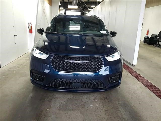 Used 2024 Chrysler Pacifica Premium image 3