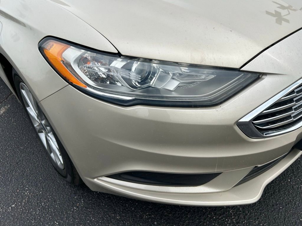 Used 2017 Ford Fusion SE w/ Fusion SE Technology Package image 3