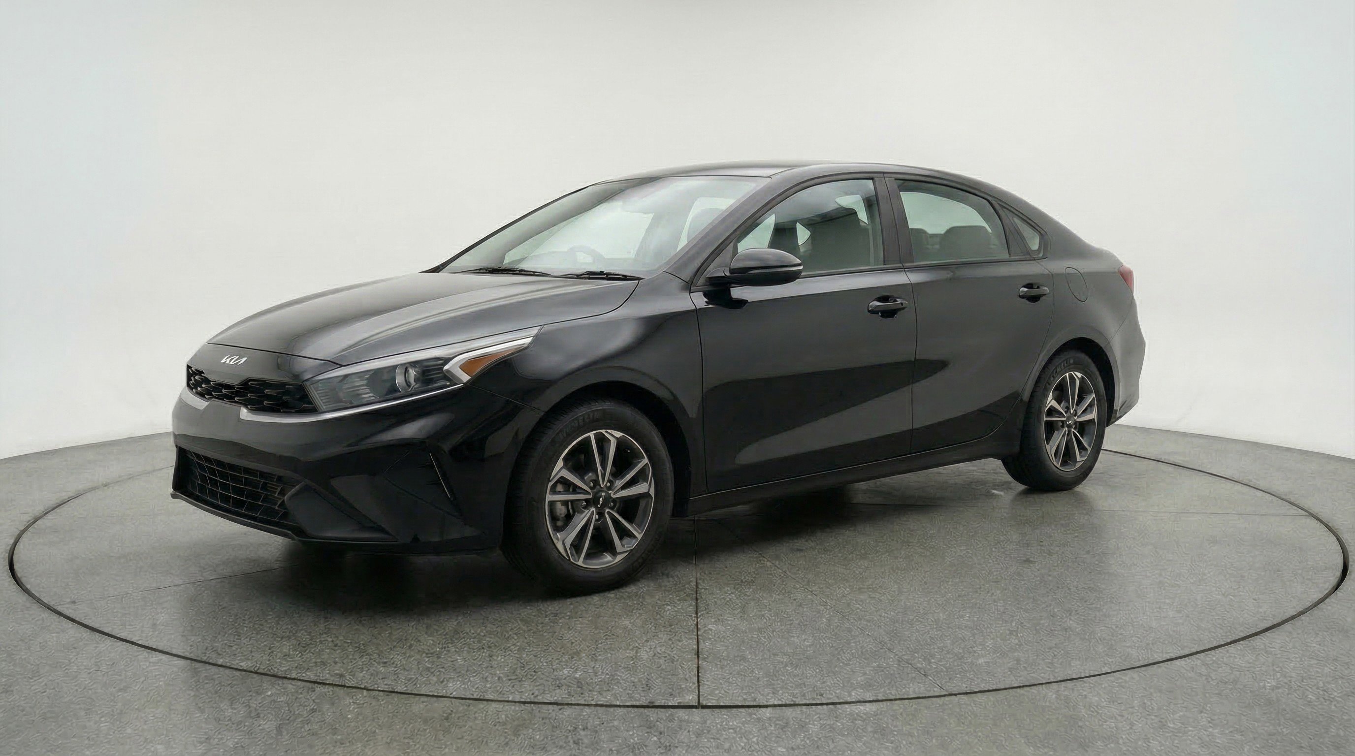 Used 2024 Kia Forte LXS image 3