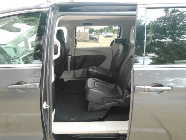 Used 2023 Chrysler Pacifica Touring-L FWD image 18