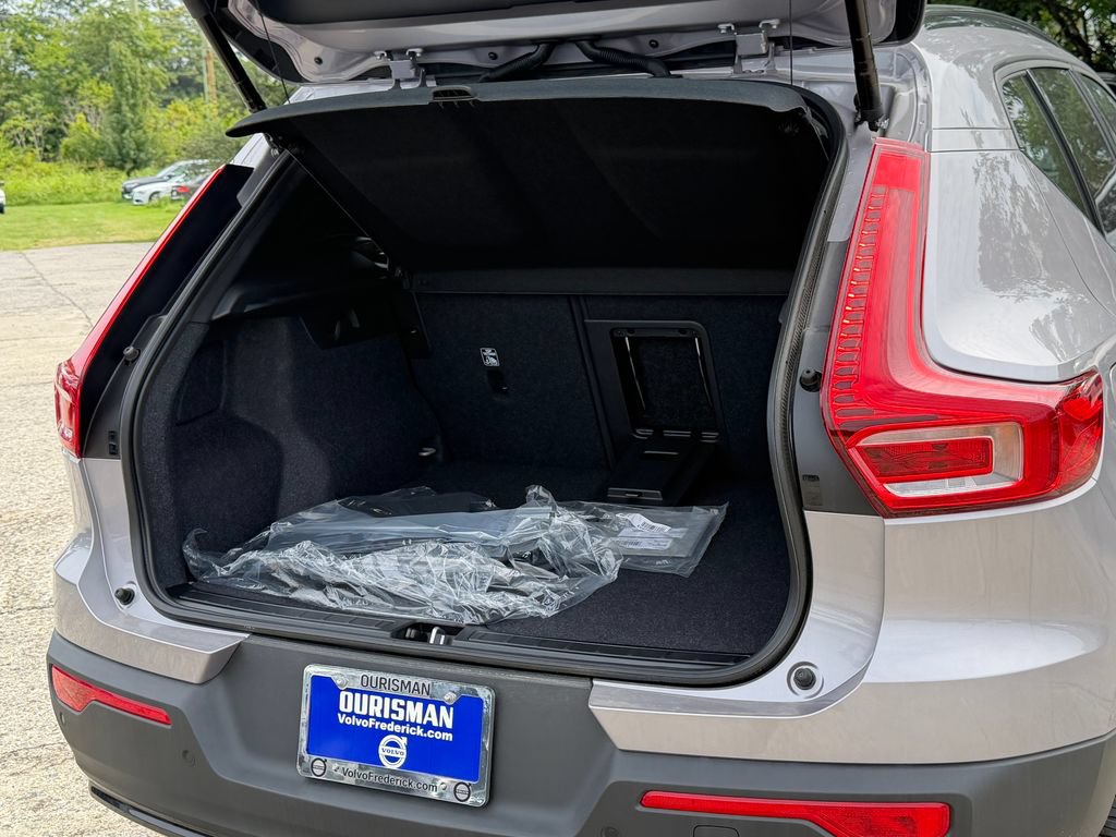 New 2026 Volvo XC40 B5 Core w/ Climate Package AWD/4WD image 13