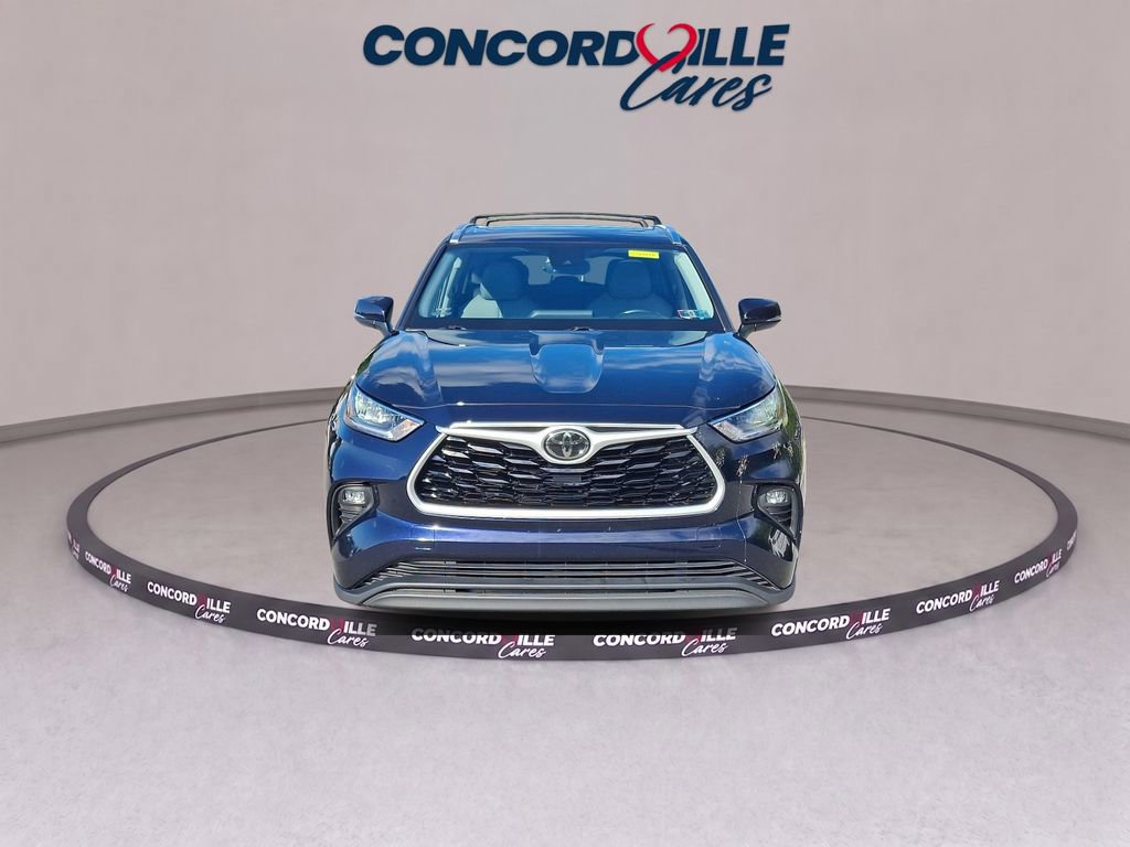 Used 2020 Toyota Highlander XLE AWD/4WD image 2