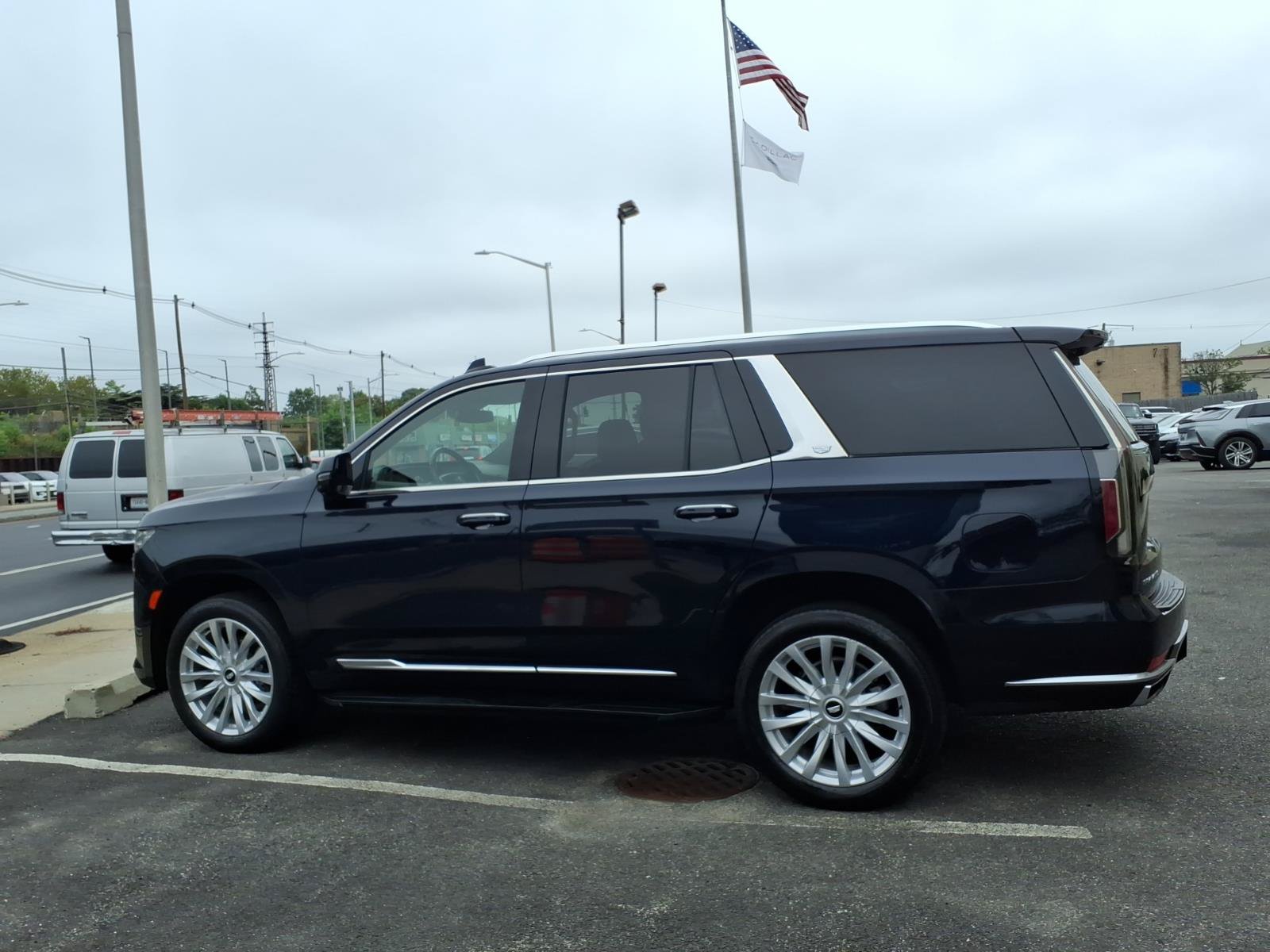 Used 2023 Cadillac Escalade Luxury AWD/4WD image 8