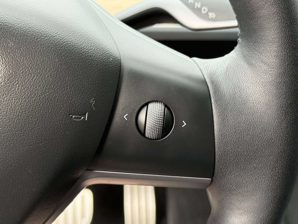 Used 2022 Tesla Model Y Performance AWD/4WD image 22