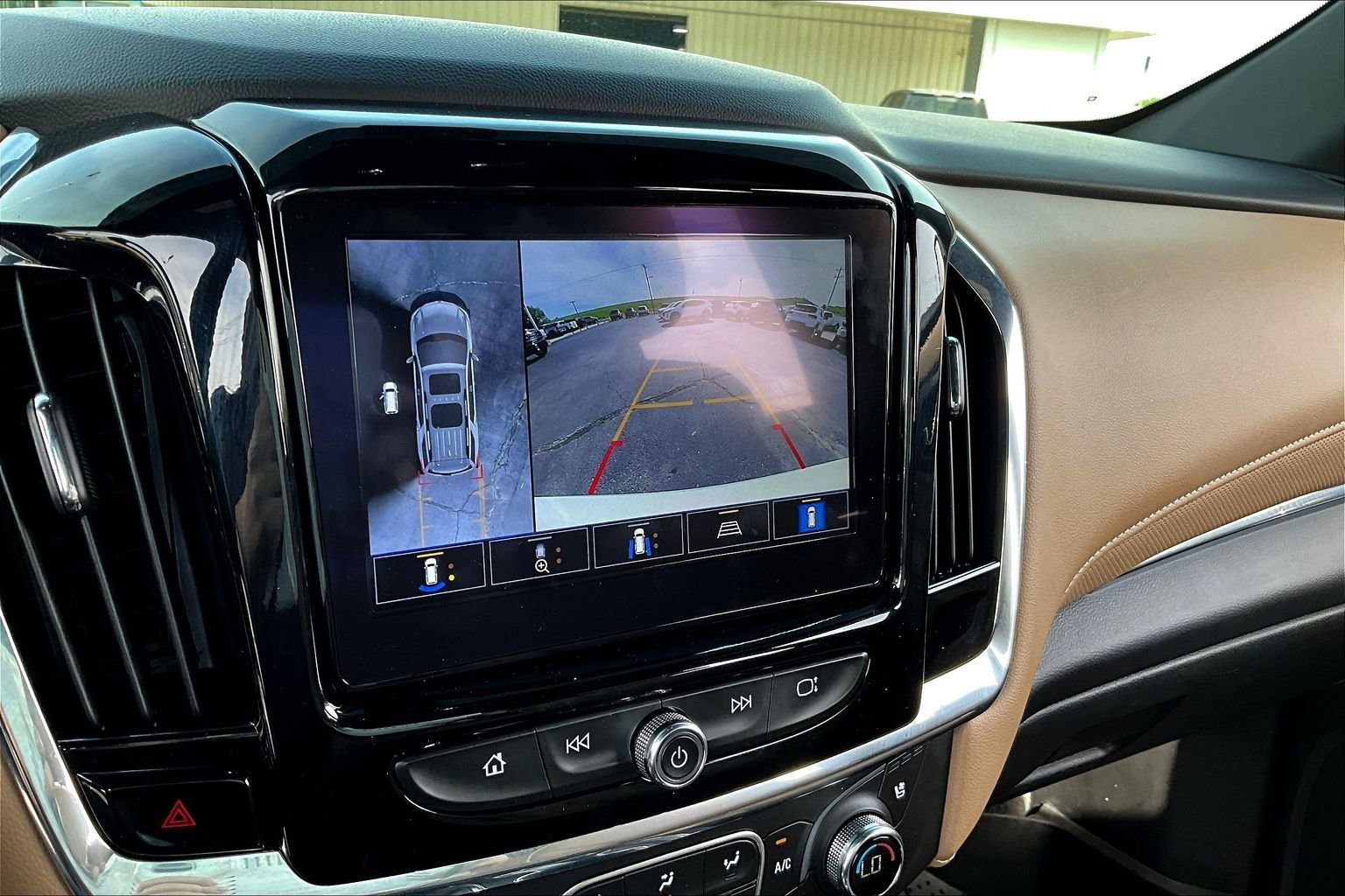 Used 2023 Chevrolet Traverse Premier image 22