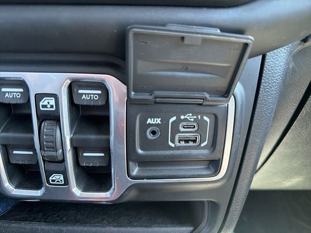 Used 2018 Jeep Wrangler Unlimited Sahara AWD/4WD image 18