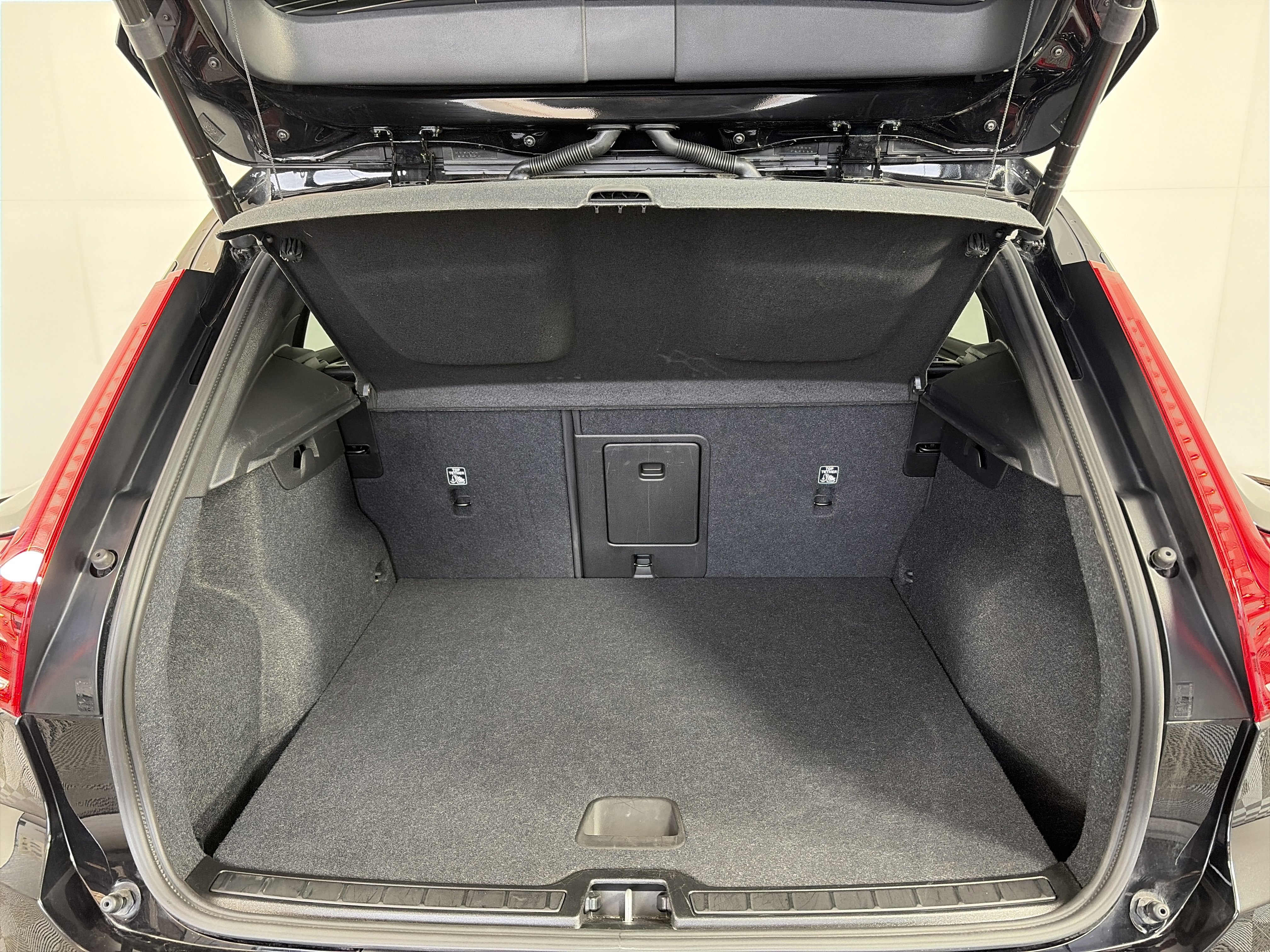 Used 2025 Volvo XC40 B5 Core image 14