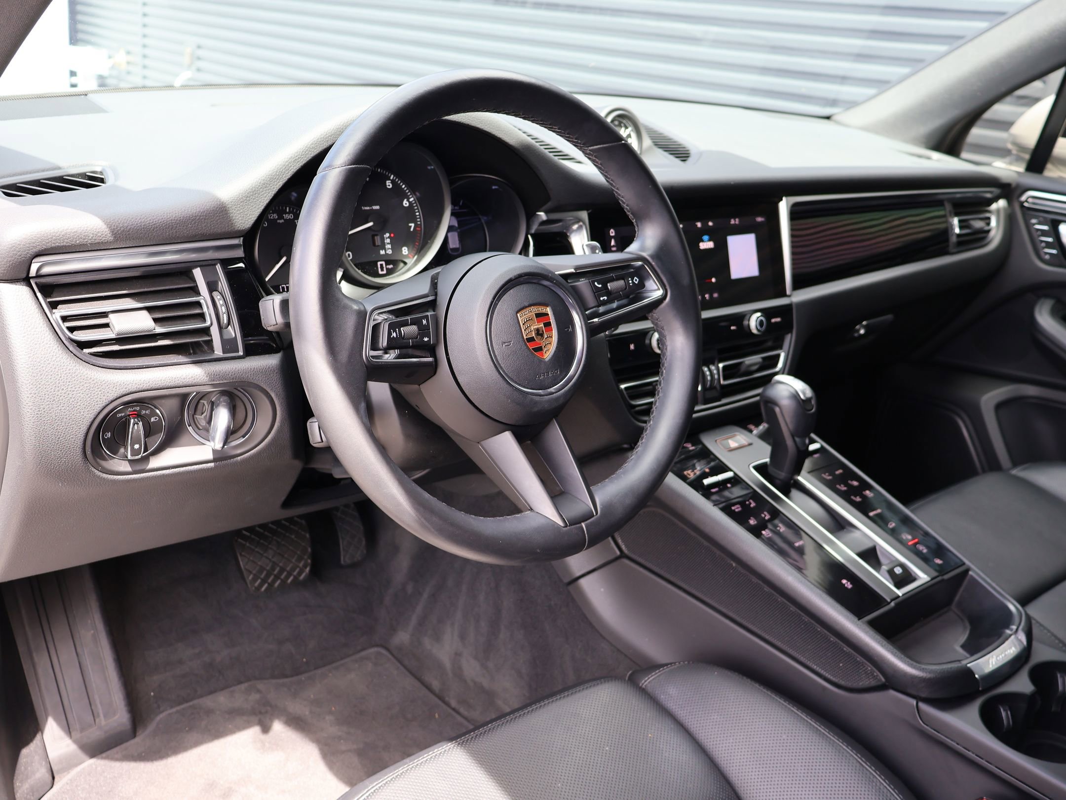Certified 2023 Porsche Macan image 4
