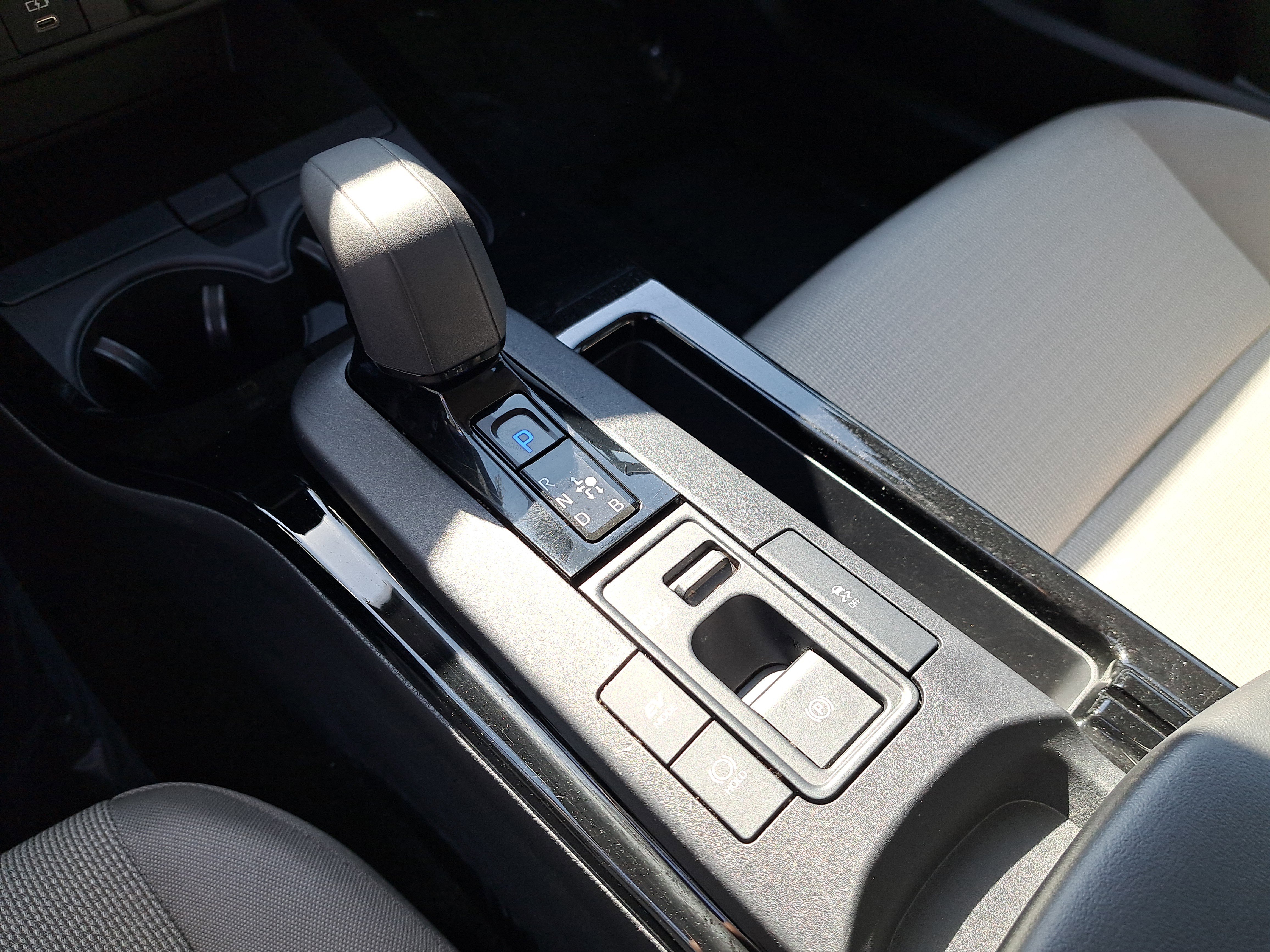 Used 2025 Toyota Prius LE FWD image 30