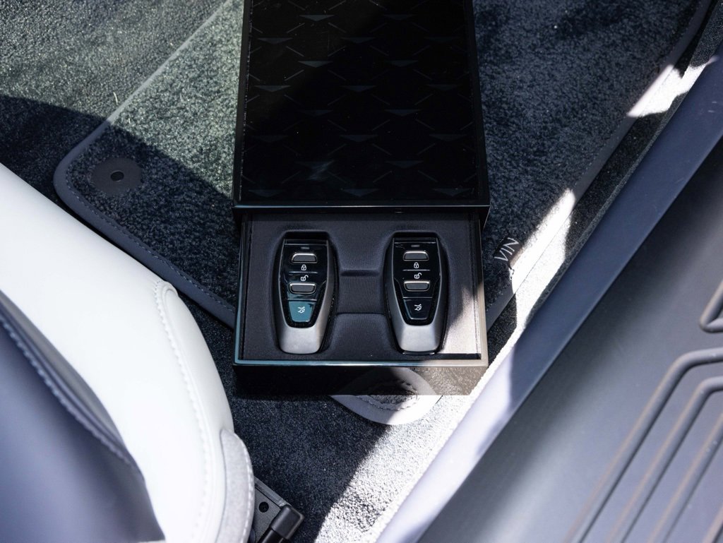 Used 2025 Aston Martin Vanquish image 41