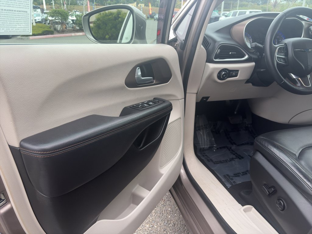 Used 2018 Chrysler Pacifica Touring-L FWD image 5