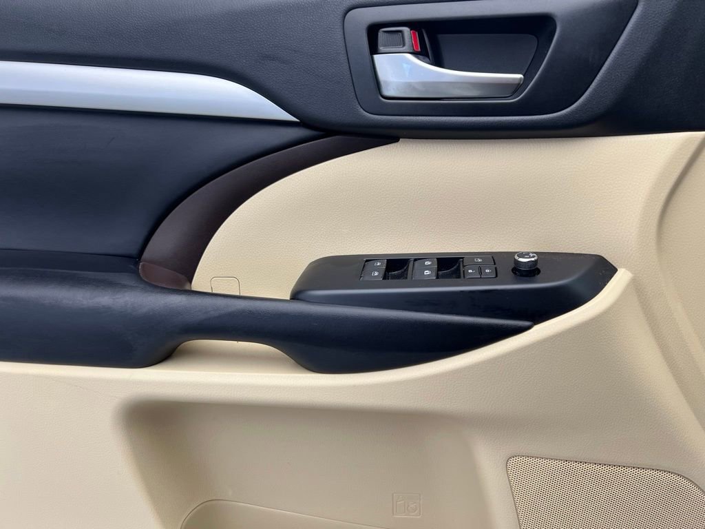 Used 2019 Toyota Highlander XLE image 22