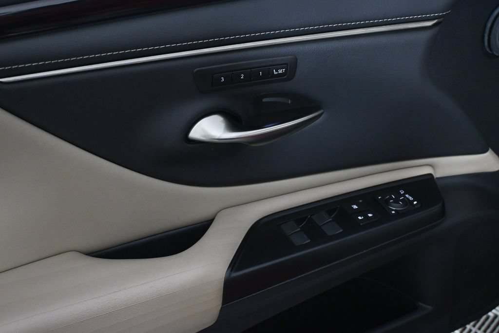 Used 2020 Lexus ES 300h w/ Accessory Package FWD image 8