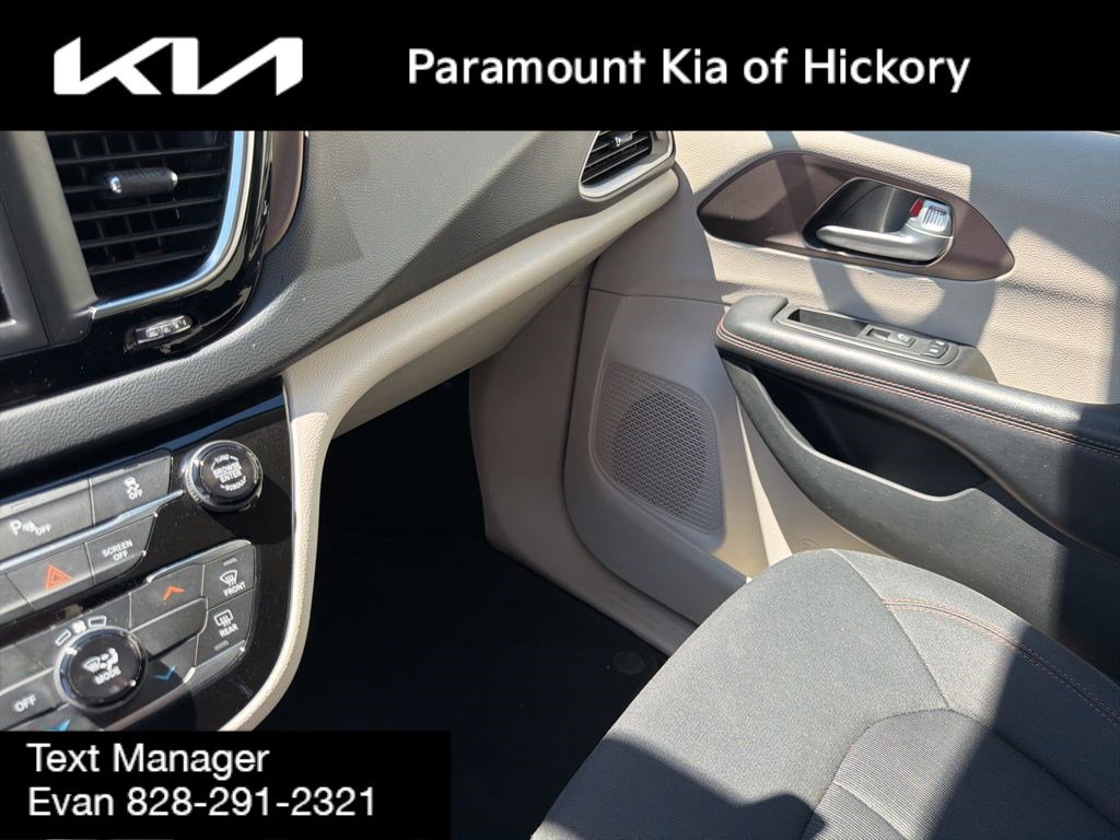 Used 2018 Chrysler Pacifica LX FWD image 26