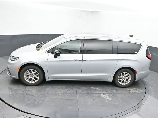Used 2024 Chrysler Pacifica Touring-L image 40