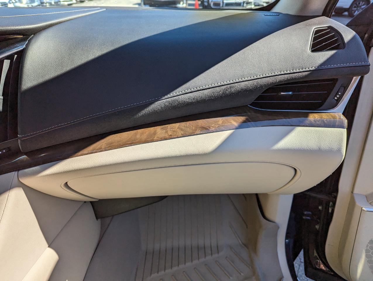 Used 2019 Cadillac Escalade Luxury w/ LPO, Radiant Package image 32