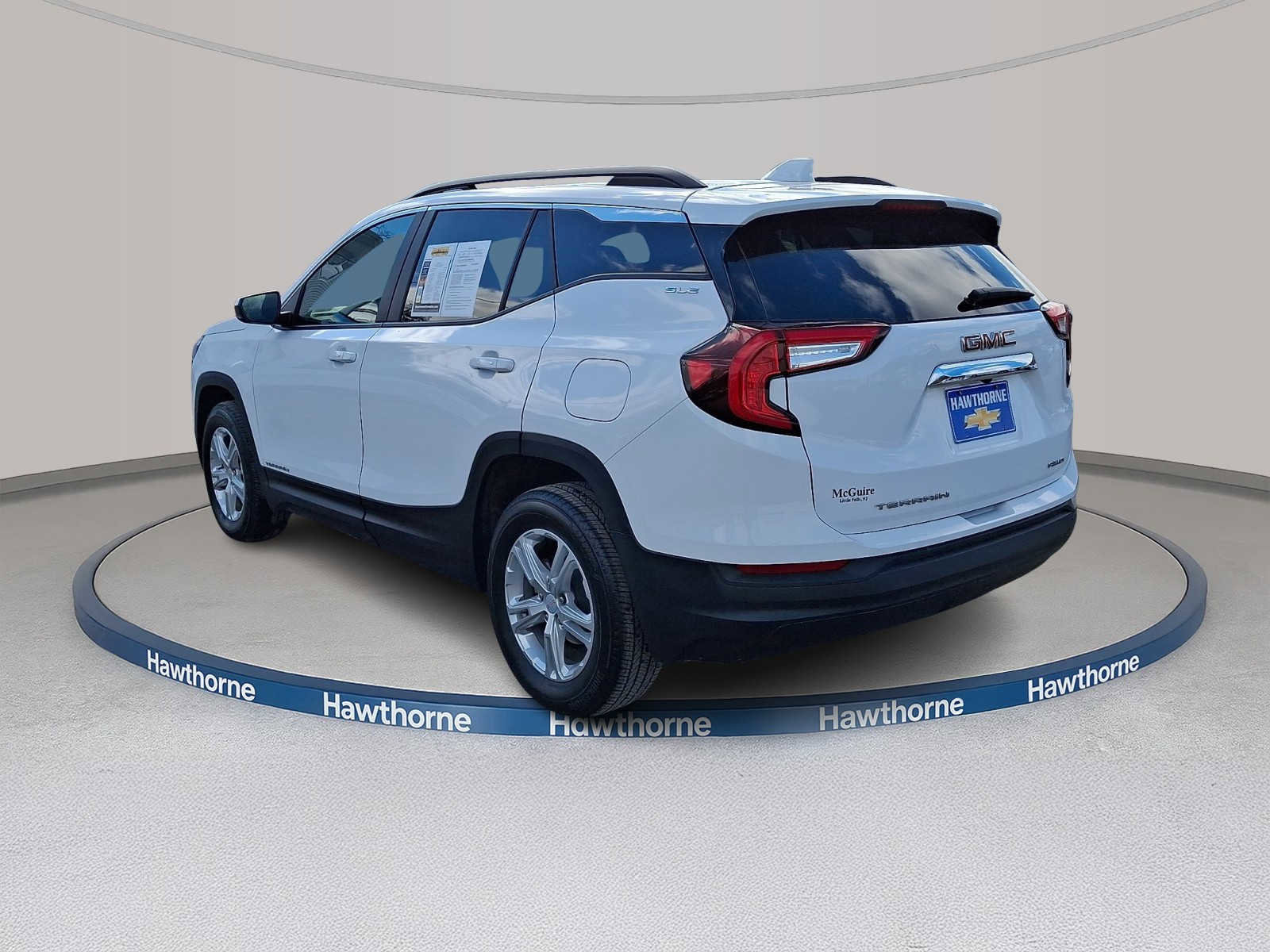 Used 2024 GMC Terrain SLE w/ Driver Convenience Package image 4